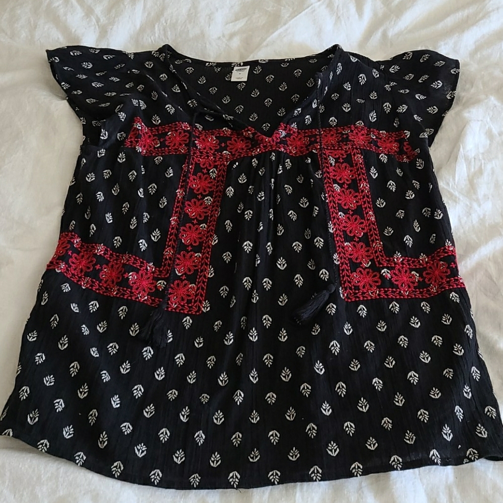 Black and red short sleeve top